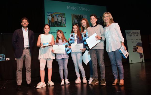 'Los superreporteros' del CEIP Juan Yagüe con su tutora, Begoña Sastre.