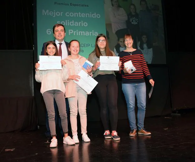 Las 'Crepta Girls' del CEIP La Guindalera posan con sus diplomas acreditativos. 