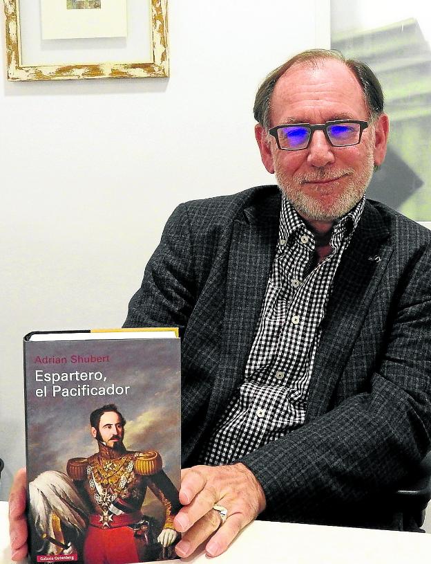 El catedrático canadiense Adrian Shubert muestra su último libro, 'Espartero, el Pacificador'. 