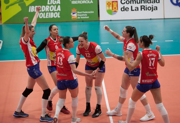 Las jugadoras del Minis de Arluy Logroño celebran un tanto durante un partido de la semifinal de la Liga Iberdrola. 