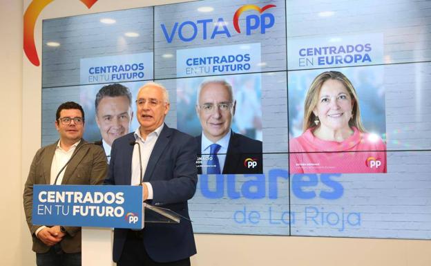 José Ignacio Ceniceros, con Alfonso Domínguez en la sede logroñesa del Partido Popular. 