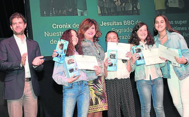 'Las súper reypatimes', del Colegio Rey Pastor, junto a la profesora Susana Palacios, que tutorizó al grupo. :: 