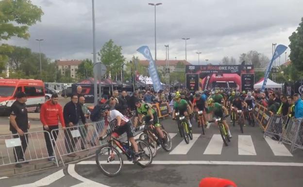 La salida de la segunda etapa de La Rioja Bike Race