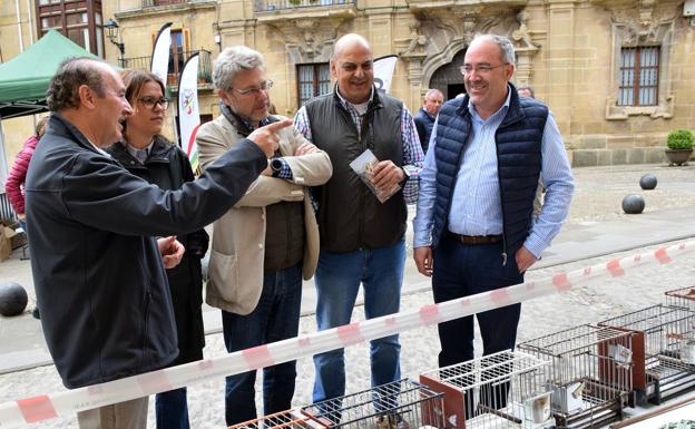 Revuelta (PR+), frente a uno de los puestos.