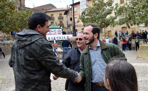  Baena (Cs) saluda a un vecino de Briones. 