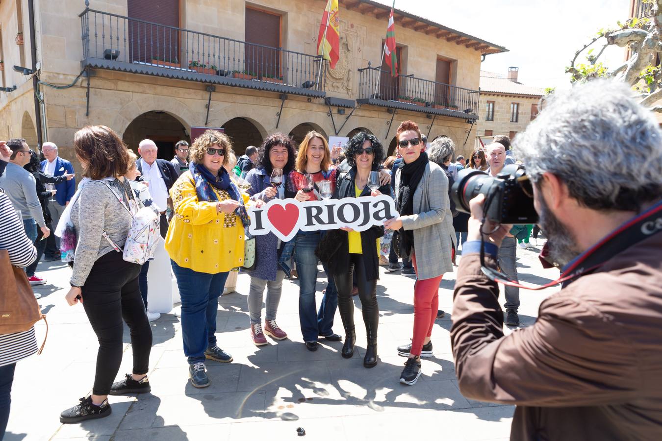 Elciego acogió la tercera edición del Día Movimiento DO con música, gastronomía y un brindis colectivo pcon vino de Rioja