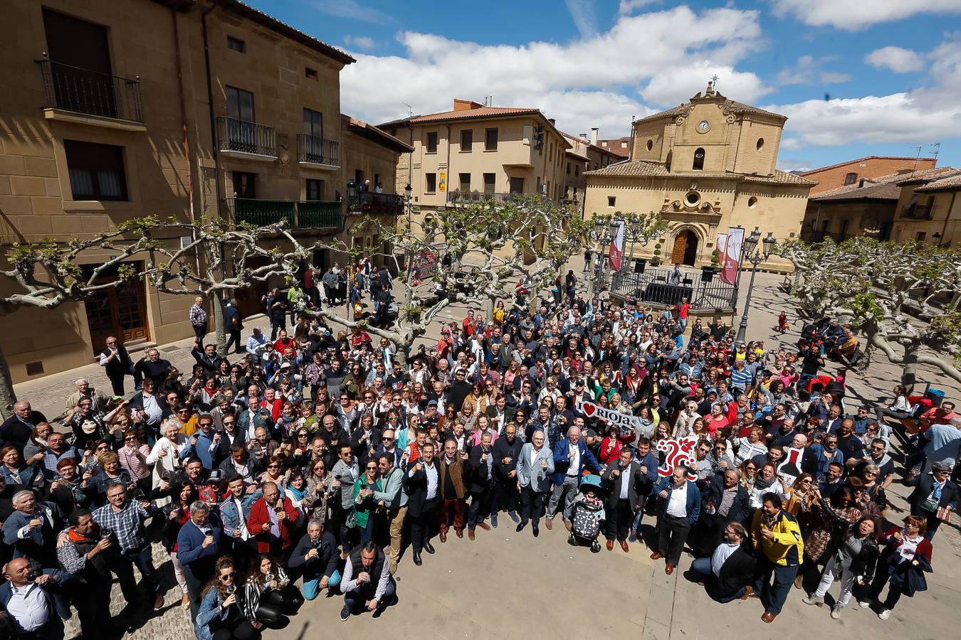 Elciego acogió la tercera edición del Día Movimiento DO con música, gastronomía y un brindis colectivo pcon vino de Rioja