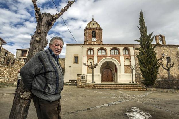 Salvador Pérez Abad, con la iglesia de Villarroya al fondo. 