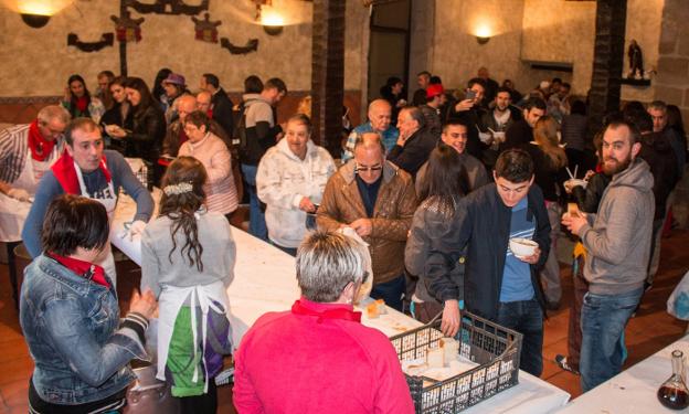 Un momento del reparto ofrecido ayer en la casa de la cofradía del Santo. :: albo