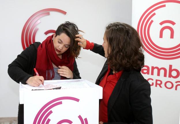 Que la están peinando. Una campaña electoral en La Rioja es siempre una contienda doméstica, en formato adaptado al magro tamaño del territorio. El candidato hace a veces de chófer, a ratos de su propio jefe de prensa y en ocasiones de consejero en cuestiones de imagen. Una navaja suiza en época de tormenta. Cuando se llega tarde a casi todos los lados. Cuando se pide a la prensa unos segundos de tregua antes de atacar el micrófono.