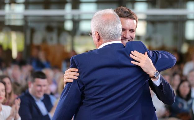 Casado se abraza con Ceniceros en Riojafórum. 