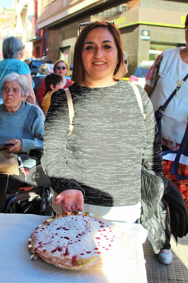 Y Villamediana sigue disfrutando de sus fiestas a la espera de honrar a San Isidro este miércoles. El buen tiempo también ayuda a que el ambiente sea fantástico. Dulces y ajedrez amenizaron a artistas de la cocina y de los tableros.