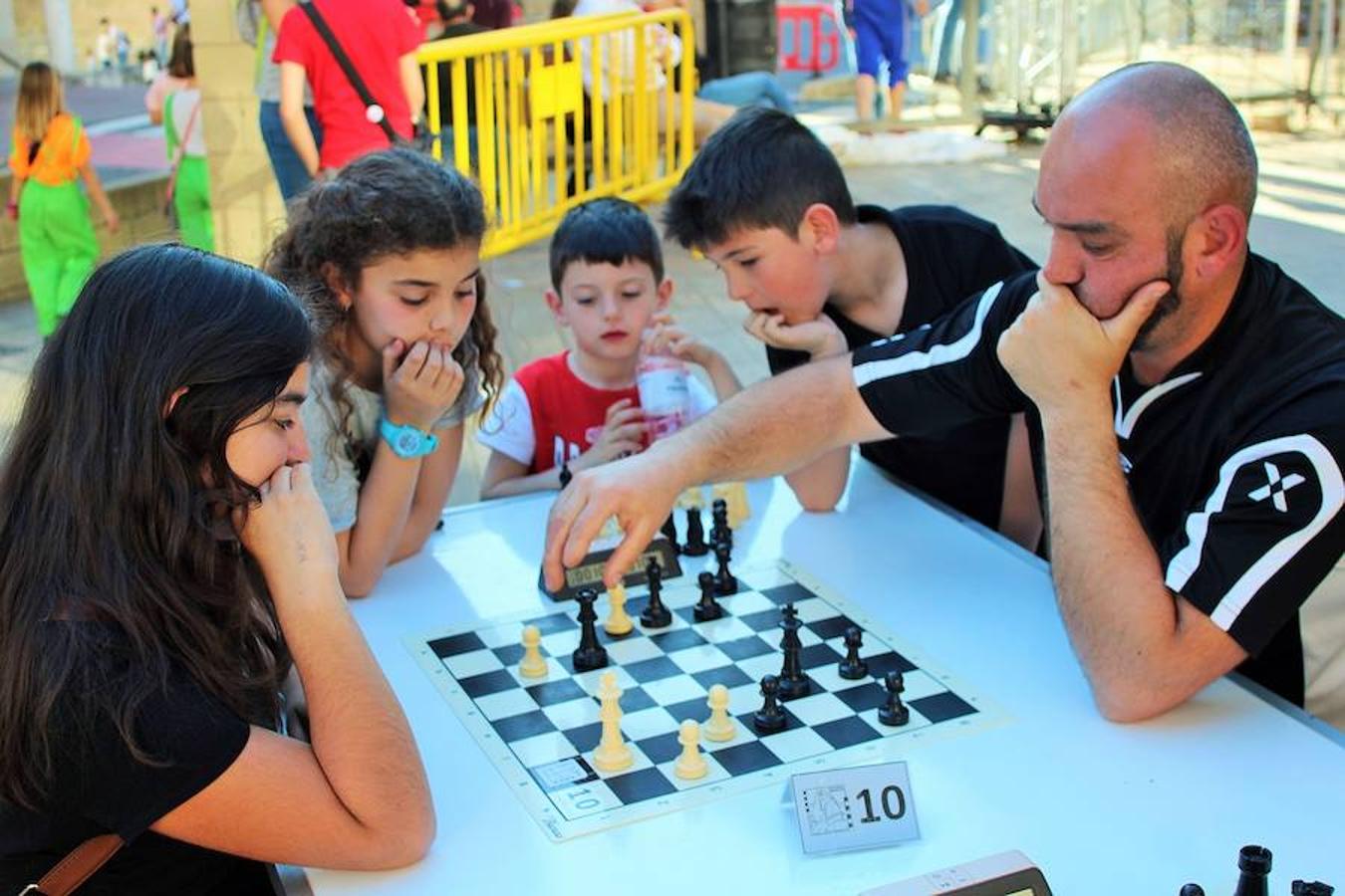 Y Villamediana sigue disfrutando de sus fiestas a la espera de honrar a San Isidro este miércoles. El buen tiempo también ayuda a que el ambiente sea fantástico. Dulces y ajedrez amenizaron a artistas de la cocina y de los tableros.