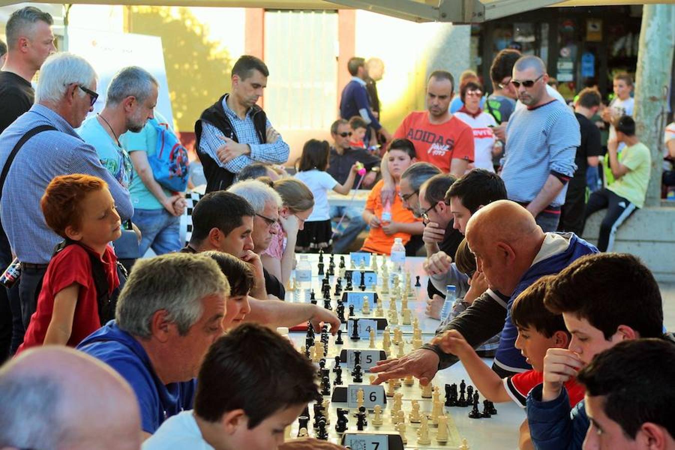 Y Villamediana sigue disfrutando de sus fiestas a la espera de honrar a San Isidro este miércoles. El buen tiempo también ayuda a que el ambiente sea fantástico. Dulces y ajedrez amenizaron a artistas de la cocina y de los tableros.