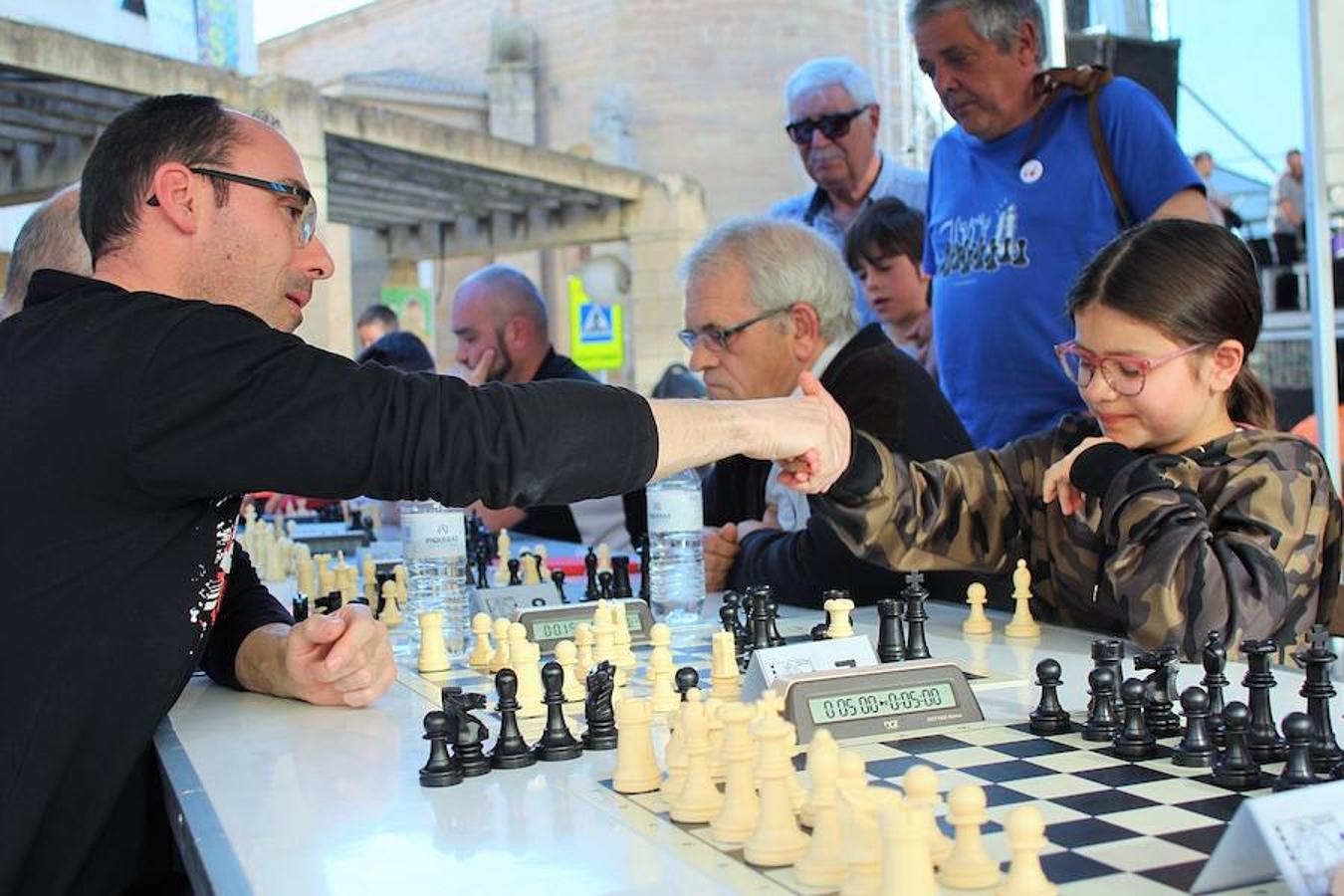 Y Villamediana sigue disfrutando de sus fiestas a la espera de honrar a San Isidro este miércoles. El buen tiempo también ayuda a que el ambiente sea fantástico. Dulces y ajedrez amenizaron a artistas de la cocina y de los tableros.