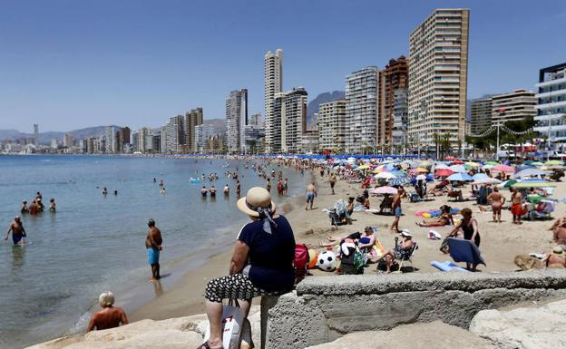 Turistas en la playa.