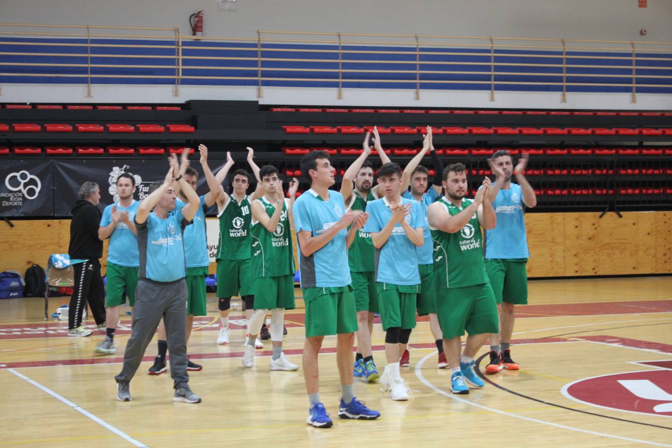 Con las gradas llenas con más de 800 aficionados, Lobete vivió el XXVI Día del Baloncesto, organizado por la Federación Riojana de Baloncesto con las finales autonómicas de categoría séniors y la entrega de trofeos