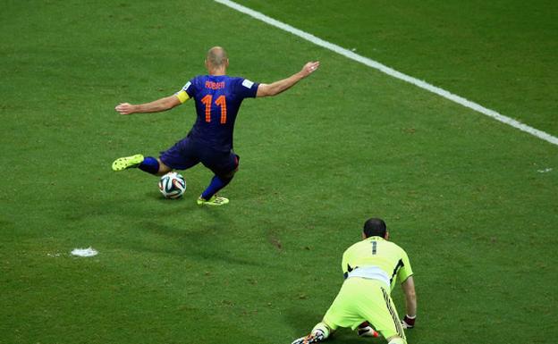 Robben marcando el 1-5 en Salvador de Bahía en el Mundial 2010