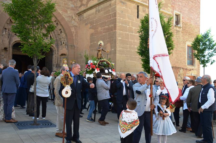 Fervor y tradición durante el recorrido de la imagen de San Isidro Labrador por las calles de Calahorra,, patrón de los agricultores 