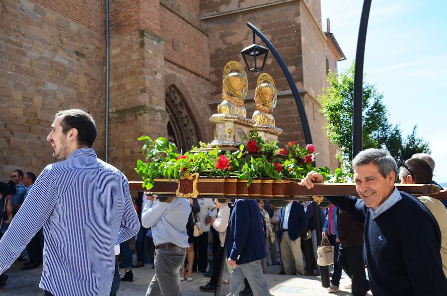 Fervor y tradición durante el recorrido de la imagen de San Isidro Labrador por las calles de Calahorra,, patrón de los agricultores 