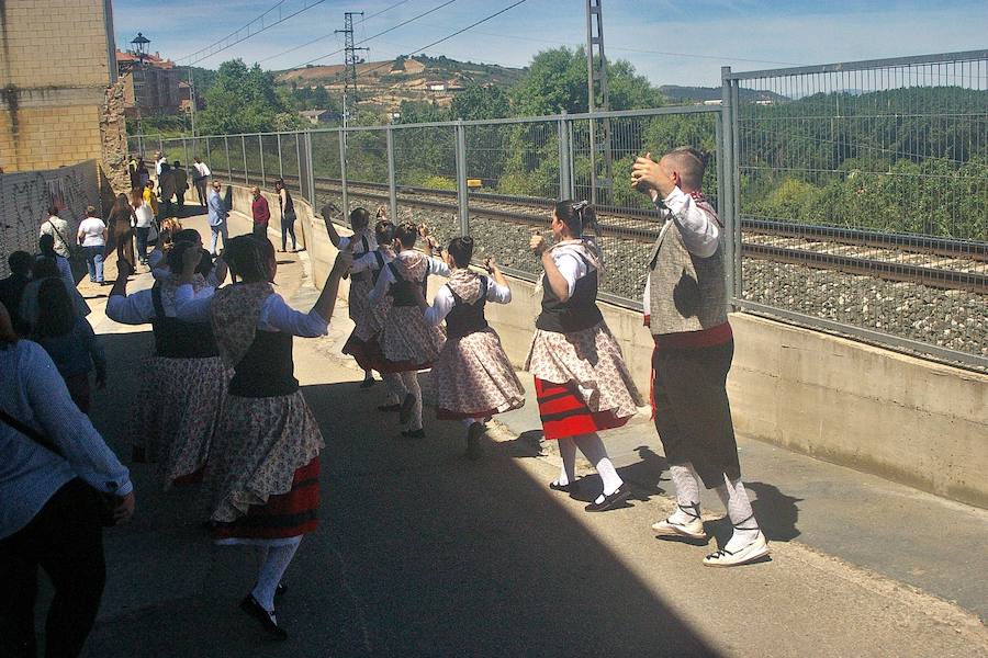 Los agricultores comenzaron honrando a su patrón de víspera con 'La Charma´', no faltó la misa en honor al santo y posterior procesión, así como la bendición de los campos y las danzas en varios sitios del recorrido