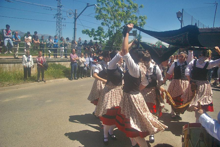 Los agricultores comenzaron honrando a su patrón de víspera con 'La Charma´', no faltó la misa en honor al santo y posterior procesión, así como la bendición de los campos y las danzas en varios sitios del recorrido