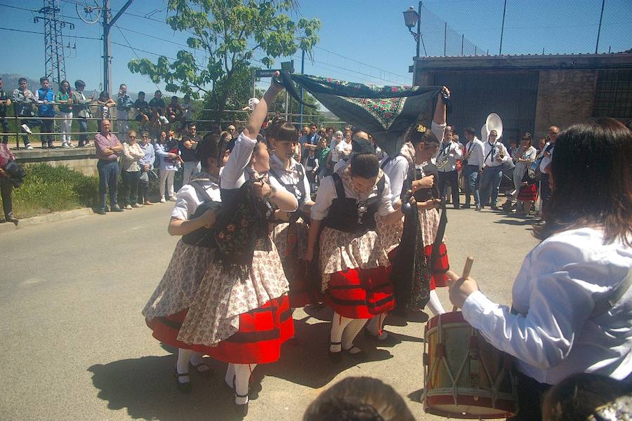 Los agricultores comenzaron honrando a su patrón de víspera con 'La Charma´', no faltó la misa en honor al santo y posterior procesión, así como la bendición de los campos y las danzas en varios sitios del recorrido