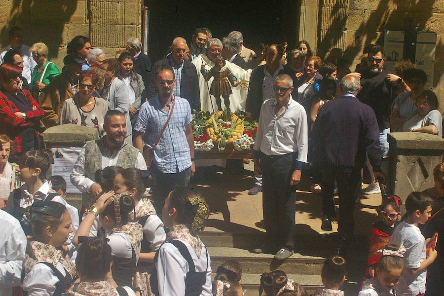 Los agricultores comenzaron honrando a su patrón de víspera con 'La Charma´', no faltó la misa en honor al santo y posterior procesión, así como la bendición de los campos y las danzas en varios sitios del recorrido