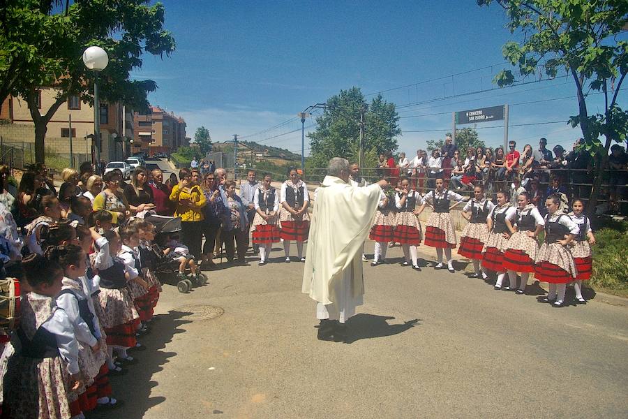 Los agricultores comenzaron honrando a su patrón de víspera con 'La Charma´', no faltó la misa en honor al santo y posterior procesión, así como la bendición de los campos y las danzas en varios sitios del recorrido