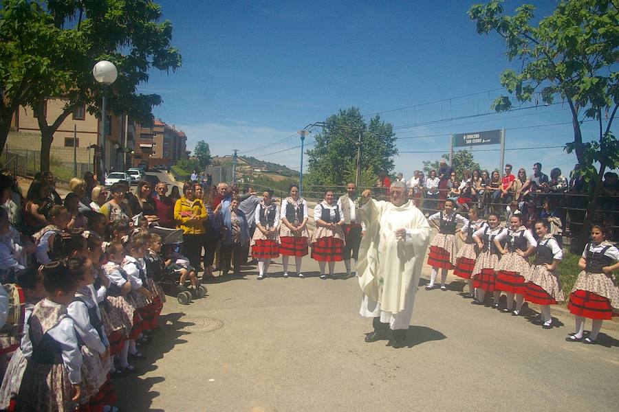 Los agricultores comenzaron honrando a su patrón de víspera con 'La Charma´', no faltó la misa en honor al santo y posterior procesión, así como la bendición de los campos y las danzas en varios sitios del recorrido