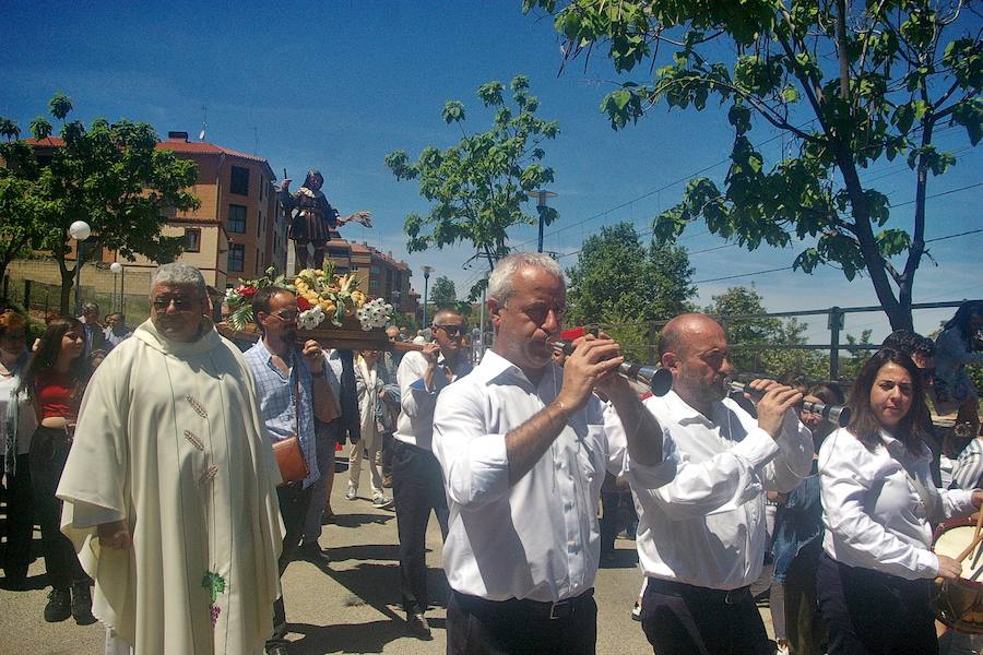 Los agricultores comenzaron honrando a su patrón de víspera con 'La Charma´', no faltó la misa en honor al santo y posterior procesión, así como la bendición de los campos y las danzas en varios sitios del recorrido