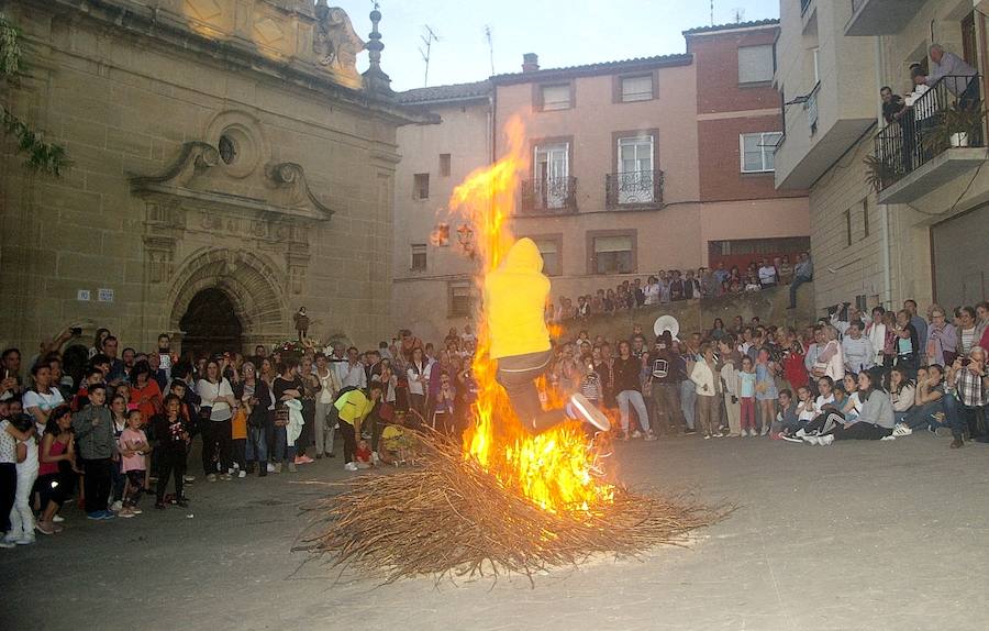 Los agricultores comenzaron honrando a su patrón de víspera con 'La Charma´', no faltó la misa en honor al santo y posterior procesión, así como la bendición de los campos y las danzas en varios sitios del recorrido