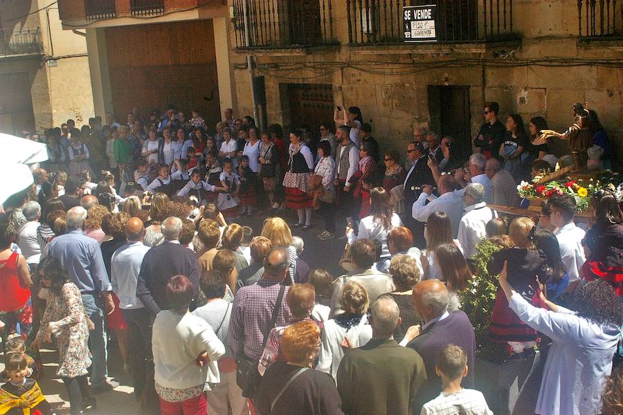 Los agricultores comenzaron honrando a su patrón de víspera con 'La Charma´', no faltó la misa en honor al santo y posterior procesión, así como la bendición de los campos y las danzas en varios sitios del recorrido