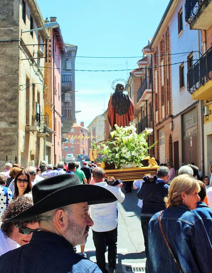 El sol y calor acompañó a los vecinos durante la procesión y los actos que se celebraron en la calle