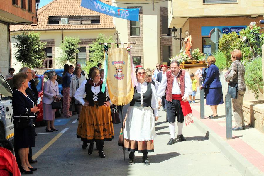 El sol y calor acompañó a los vecinos durante la procesión y los actos que se celebraron en la calle