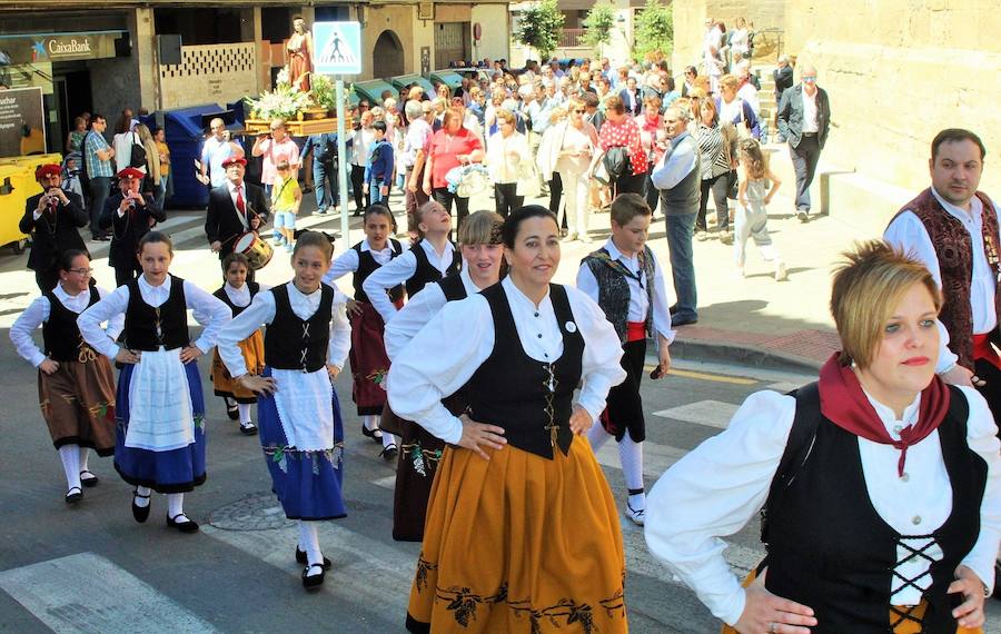 El sol y calor acompañó a los vecinos durante la procesión y los actos que se celebraron en la calle