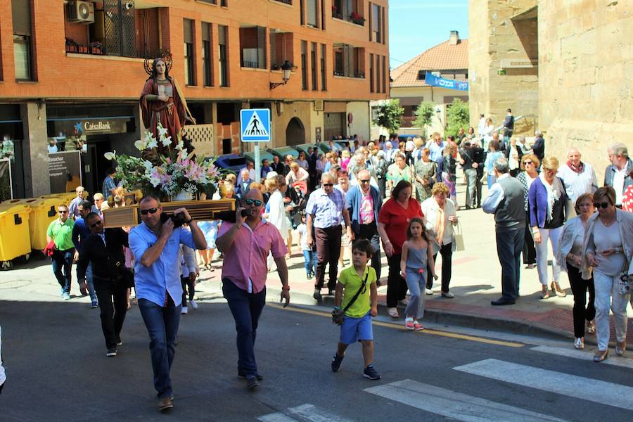 El sol y calor acompañó a los vecinos durante la procesión y los actos que se celebraron en la calle