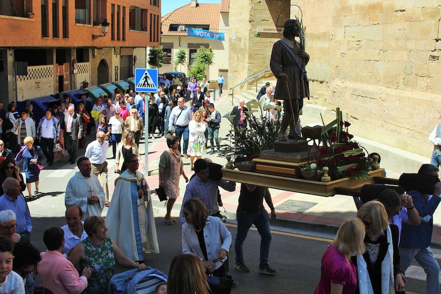 El sol y calor acompañó a los vecinos durante la procesión y los actos que se celebraron en la calle