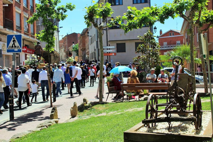 El sol y calor acompañó a los vecinos durante la procesión y los actos que se celebraron en la calle