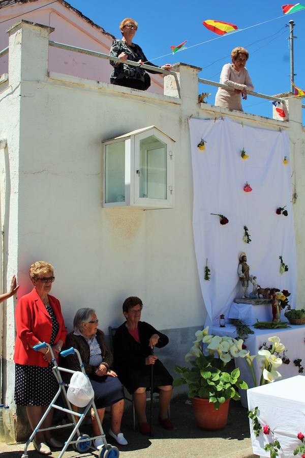 El sol y calor acompañó a los vecinos durante la procesión y los actos que se celebraron en la calle