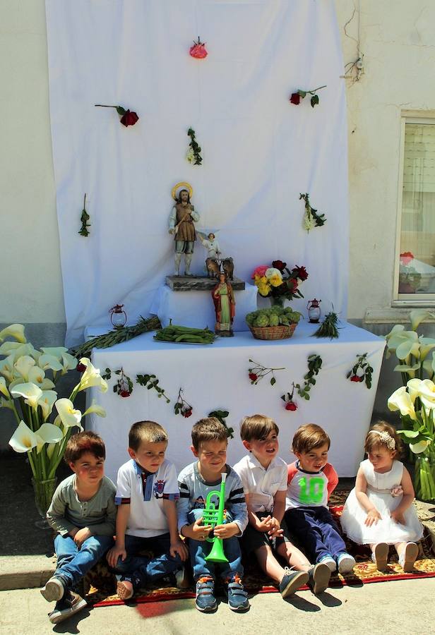 El sol y calor acompañó a los vecinos durante la procesión y los actos que se celebraron en la calle