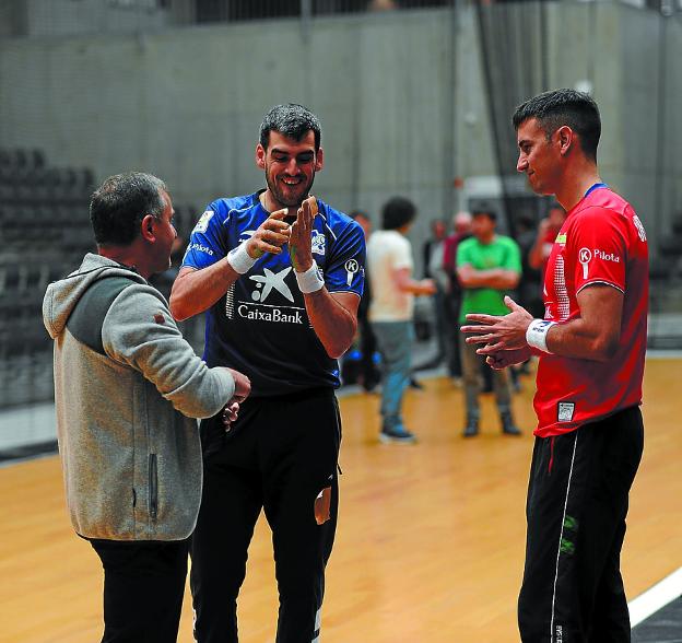 Alústiza habla con Ezkurdia y Urrutikoetxea, ayer en Bilbao. :: 