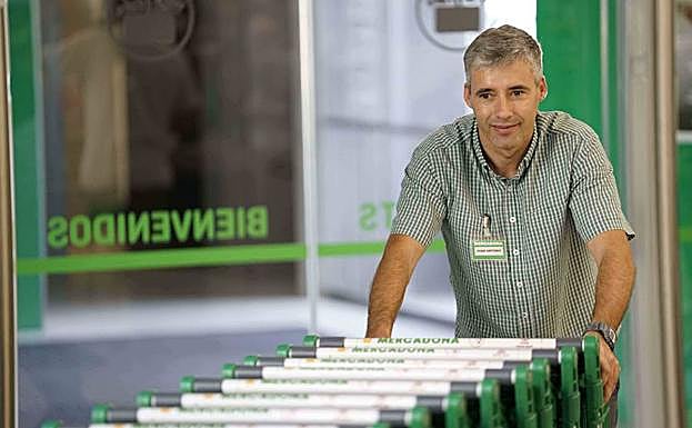 Trabajador en una tienda de Mercadona.