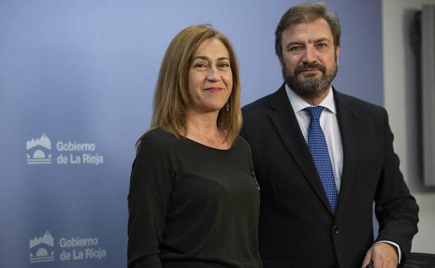 Begoña Martínez Arregui y Alberto Bretón, tras el habital encuentro con la prensa.