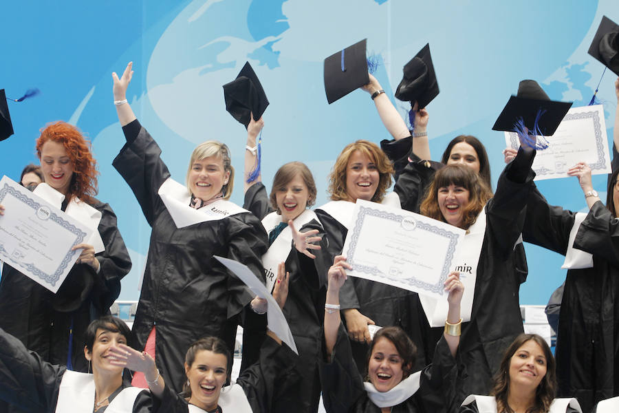 Ceremonia de graduación de los alumnos de Grado y Posgradl en la Plaza de Toros de Logroño