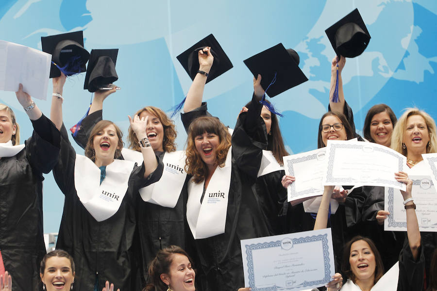 Ceremonia de graduación de los alumnos de Grado y Posgradl en la Plaza de Toros de Logroño