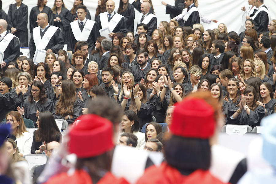 Ceremonia de graduación de los alumnos de Grado y Posgradl en la Plaza de Toros de Logroño