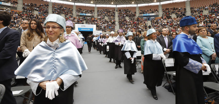 Ceremonia de graduación de los alumnos de Grado y Posgrado en la Plaza de Toros de Logroño