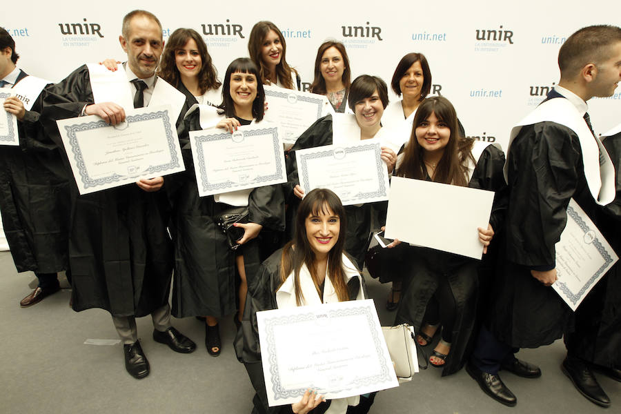 Ceremonia de graduación de los alumnos de grado y postgrado en la plaza de toros de Logroño