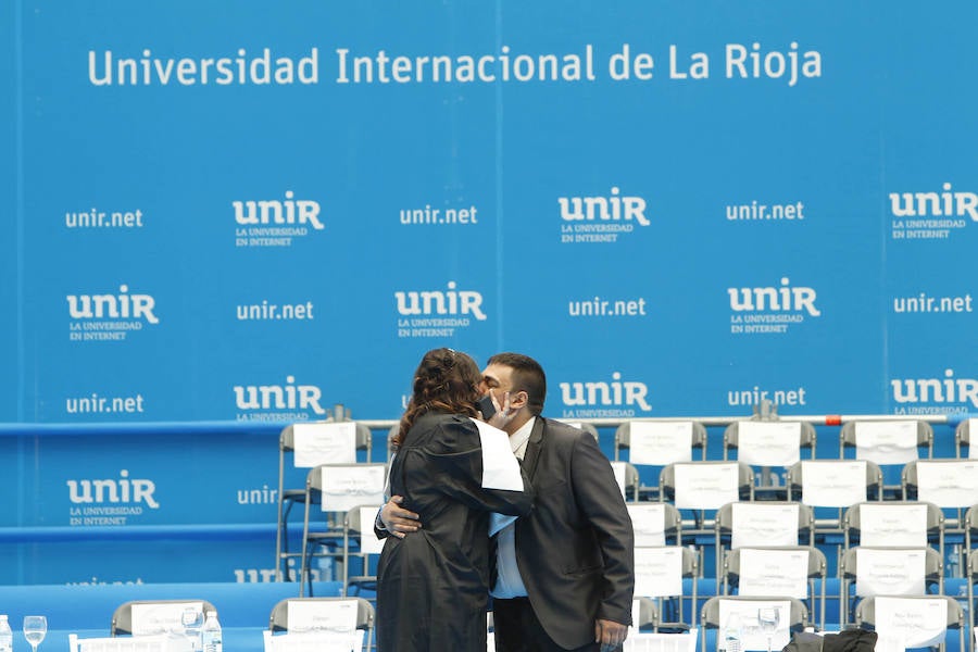 Ceremonia de graduación de los alumnos de grado y postgrado en la plaza de toros de Logroño